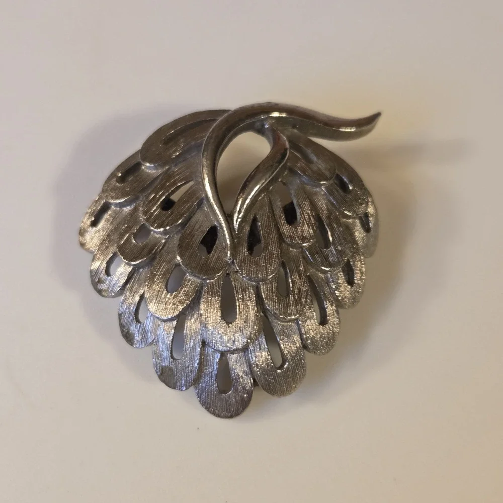 Vintage JONETTE JEWELRY JJ Signed Brushed Silver Tone Leaf Cluster Brooch AS IS
